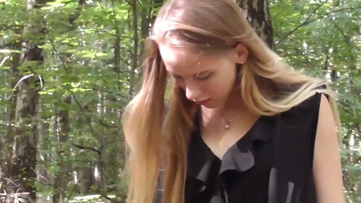 资讯|crush Anastasia俄嫩模黑丝紫色帆布鞋公园踩蜗牛 [22分54秒]