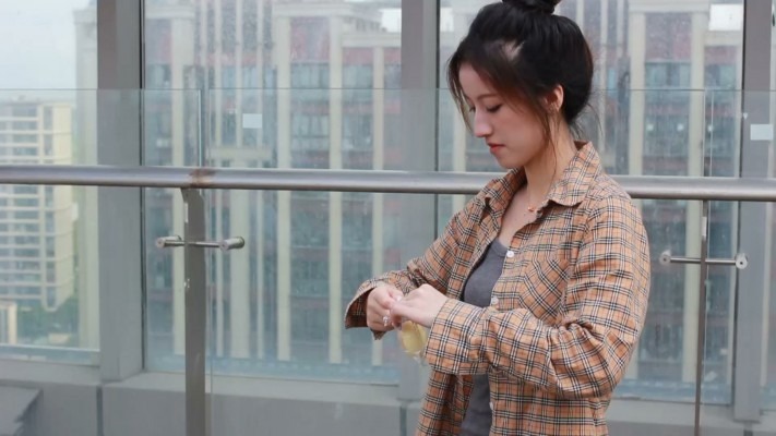 资讯|黑丝诱惑 《黑丝诱惑》素人篇：大二学生晓俞定制原味脏鞋踩面包食物 [9分43秒]