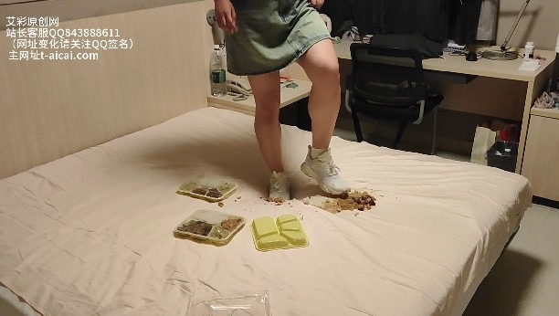 资讯|crush 《白白酱酱》热裤小白鞋在床上踩盒饭 [9分43秒]