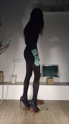 资讯|crush C2803 &#8211; 季晴性感黑丝高跟鞋踩小龙虾 [9分14秒]