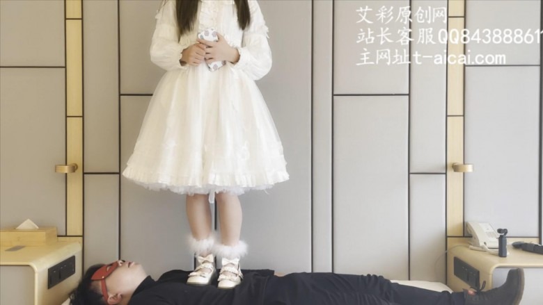 子怡工作室 《子怡工作室》02年室友lo裙小公主全体重踩踏毯子 [48分56秒]