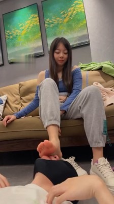 直播视频 《狗哥》踢裆抽耳光/手捂窒息/踩踏/喂口水/棉袜脚辱 [48分56秒]