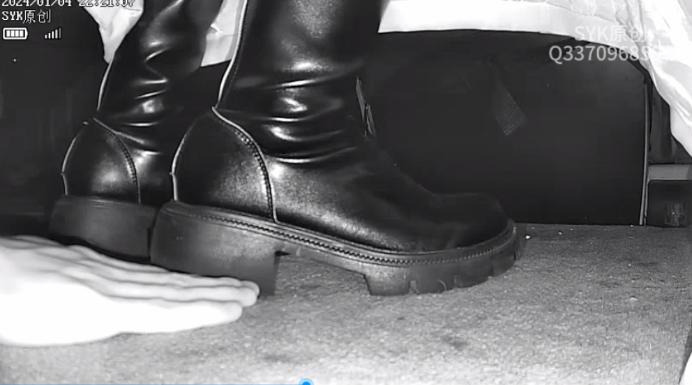 资讯|crush 《SYK无意识》粗跟高筒靴小姐姐踩手 [23分37秒]