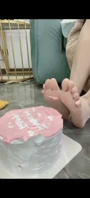 资讯|crush 《亭亭》极品玉足小姐姐第一次裸足踩踏蛋糕，动作温柔 [9分43秒]