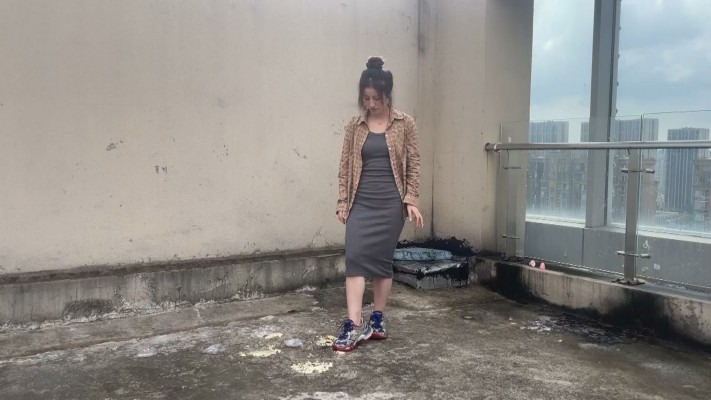 资讯|黑丝诱惑 《黑丝诱惑》素人篇：大二学生晓俞室外阳台踩面包食物 [9分43秒]