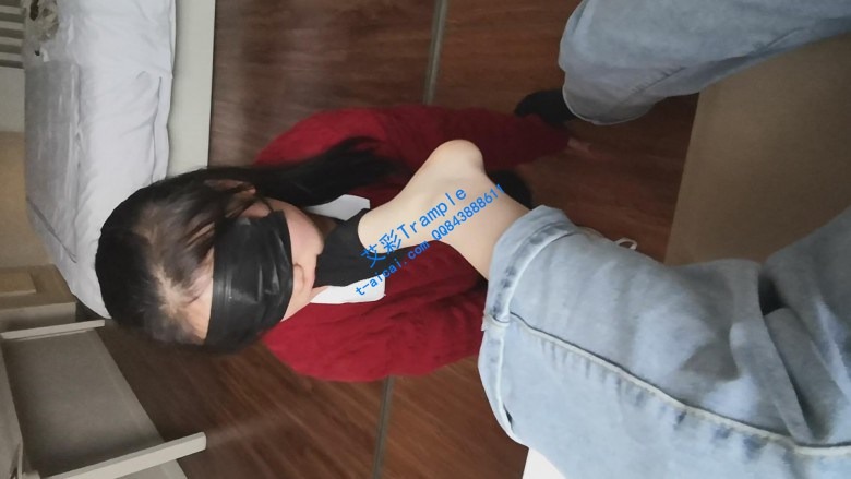 女王女主 《校园女M系列》强迫女同学舔NB鞋吃棉袜头顶鞋子 [17分26秒]
