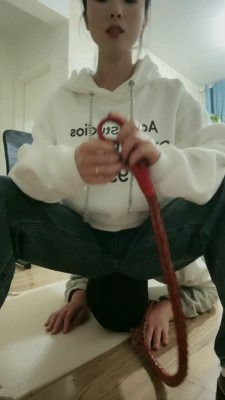 资讯|直播视频 《海绵大大》AJ踢裆踩踏/揪耳朵/脏鞋喂酸奶/脚插嘴 [48分56秒]