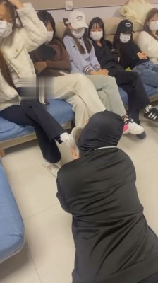 直播视频 《精神小妹》群调-轮流清理学生主的脏鞋臭袜踩踏 [48分56秒]