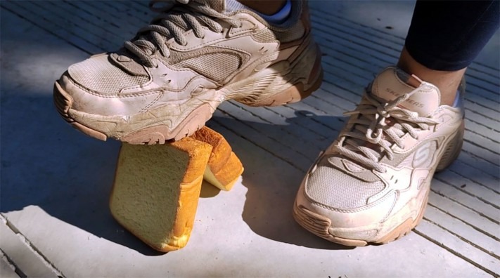 资讯|crush 大美脏跑鞋踩吐司面包 [9分43秒]