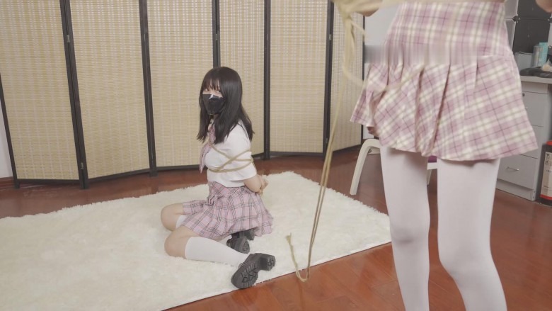 女王女主 《女王调教女M》JK 水手服 COSPLAY 白丝 驷马 TK 挠痒 紧缚 电击 鞭打 [13分59秒]