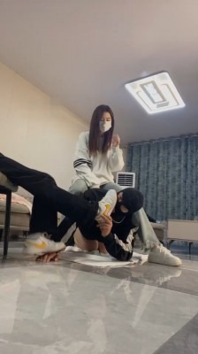 直播视频 《精神小妹》双S学生主-暴力踢踹踩踏/脏鞋棉袜气味辱 [48分56秒]