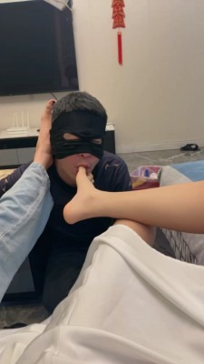 资讯|直播视频 《DO猫》桌底视角-带闺蜜虐脚下奴《三视角版》 [30分19秒]