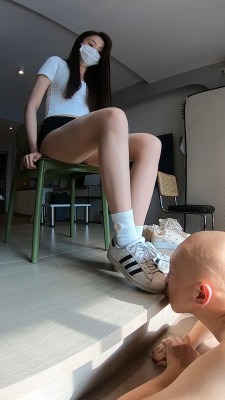 女王女主 《素人S》新人泡芙妹妹三双鞋踩舌头清理鞋底 [23分34秒]