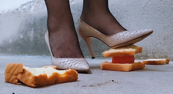 资讯|crush 《大美》双机位拍摄渔网袜高跟鞋脚踩番茄三明治 [9分43秒]