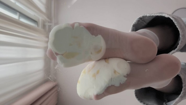 crush 酷黑莓子玻璃下视角白丝内和裸足踩碎鸡蛋 [9分43秒]