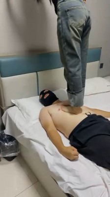 直播视频 《精神小妹》开发羞涩素人-骑马/舔粉鞋白袜/坐脸窒息/踩踏虐乳 [48分56秒]