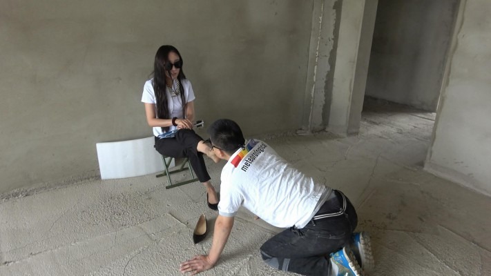 资讯|女王女主 《苒溪S》变态员工偷懒被女老板强迫舔脏鞋底闻臭脚羞辱 [30分19秒]