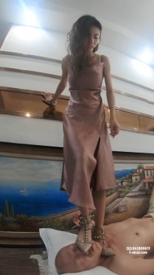 资讯|女王女主 《素人S》美竹姐姐超狠高跟踩踏 [48分56秒]