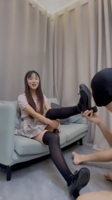 直播视频 《狗哥》短裙小姐姐S-皮鞋过膝袜玩虐 [48分56秒]