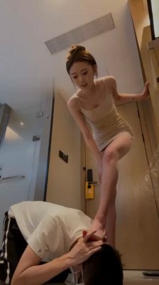 直播视频 《车模尹》长腿车模-高跟踩虐废物绿帽 [17分26秒]