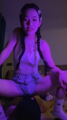 直播视频 《辣辣bb》白袜脚碾压踩/鞭打/骑狗背/掐乳 [48分56秒]