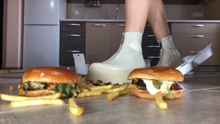 资讯|crush 短裙美女两双靴子走踩碾压大量垃圾食品 [9分43秒]