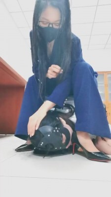 直播视频 《璃茉老师》母畜-女老板办公室处刑《二》 [30分19秒]
