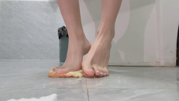 资讯|crush 酷黑莓子裸足踩踏圣水面包 [9分43秒]