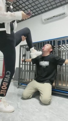 资讯|直播视频 《喵主》捆绑舔脏鞋底/白鞋白袜踩/浓痰吐脸/狂抽耳光 [48分56秒]