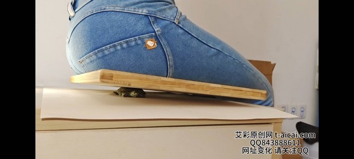 资讯|crush 卡怡性感紧身牛仔裤翘臀坐乌龟 [19分19秒]