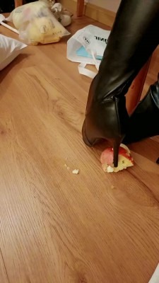 资讯|直播视频 《馨雅》高跟长靴踩踏食物 [9分43秒]