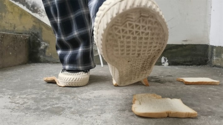 资讯|crush 《大美》帆布鞋户外楼梯间踩吐司(鞋底视角） [9分43秒]