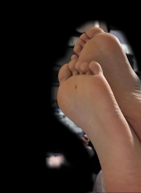 资讯|00后喵呜 《00后喵呜》贱狗苦苦哀求下-女大终于同意开黑时给m拍无意识脚底解馋（下） [49分10秒]