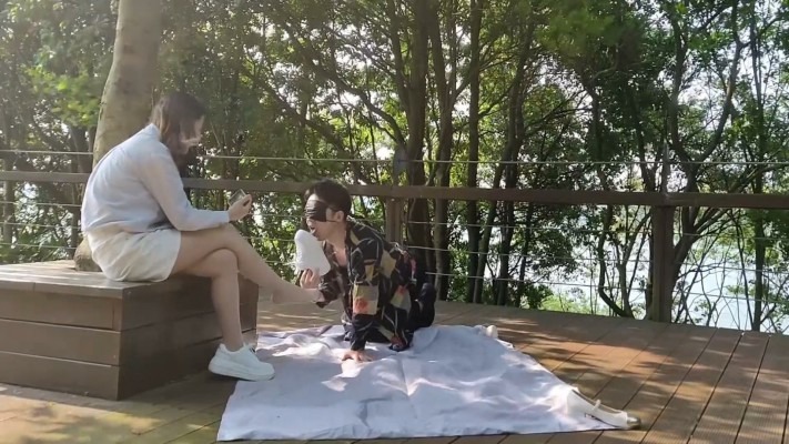 黑丝诱惑 《黑丝诱惑》沐沐女主室外调教狗奴舔脏小白鞋 [23分34秒]