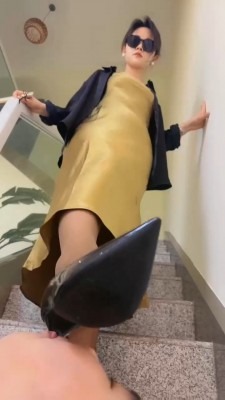 直播视频 《辣姐》沉浸式-楼道清理脏鞋底/闻臭脚/踩踏/丝袜塞嘴 [30分19秒]
