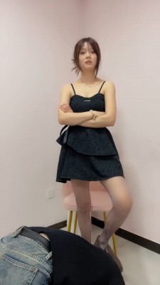 直播视频 《兔兔酱》皮鞋灰丝跪舔/强制气味辱/踩踏 [48分56秒]
