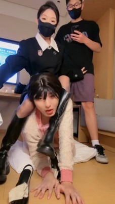 资讯|直播视频 《菜小心》情侣主-骑马/舔鞋舔袜/袜子塞嘴/踩踏 [30分19秒]