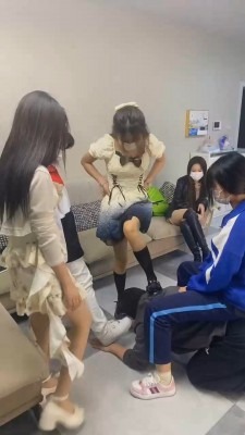 直播视频 《精神小妹》4学生S-轮流舔脏鞋/骑马踢踹/碾压踩踏 [30分19秒]