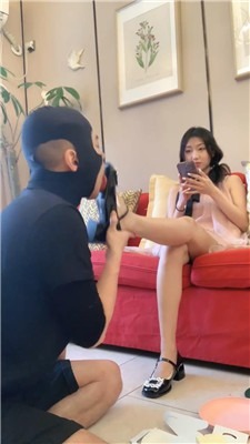 资讯|直播视频 《LL77》舔脏鞋底/舔吃脚皮/脚喂蛋糕/深喉 [48分56秒]