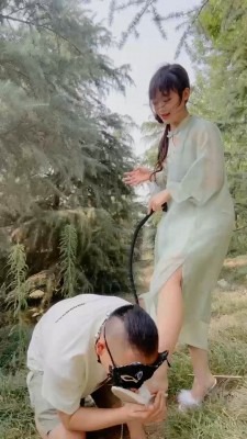 直播视频 《小灵灵》户外暴力篇-骑马遛狗/鞭打/舔泥巴脏鞋 [30分19秒]