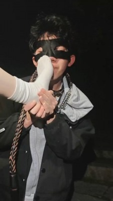 直播视频 《yukis》户外虐跟踪狂-小白鞋白袜踩虐踢踹/骑马/清理脏鞋底 [23分34秒]