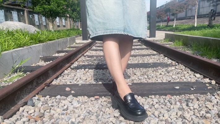 资讯|黑丝诱惑 《黑丝诱惑》沐沐女主户外游玩挑逗踩踏食物 [9分43秒]