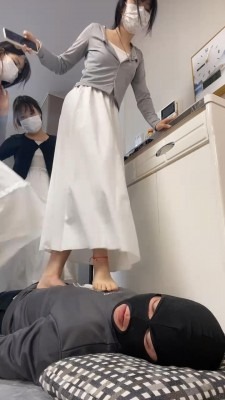 直播视频 《精神小妹》4S素人学生-脏鞋白袜裸足全体重踩 [48分56秒]