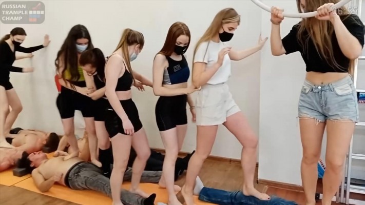 欧美调教 1.5小时莫斯科女神团-舞蹈剧团女演员原味脚棉袜高跟鞋花式群踩!站身上踢足球 [48分56秒]