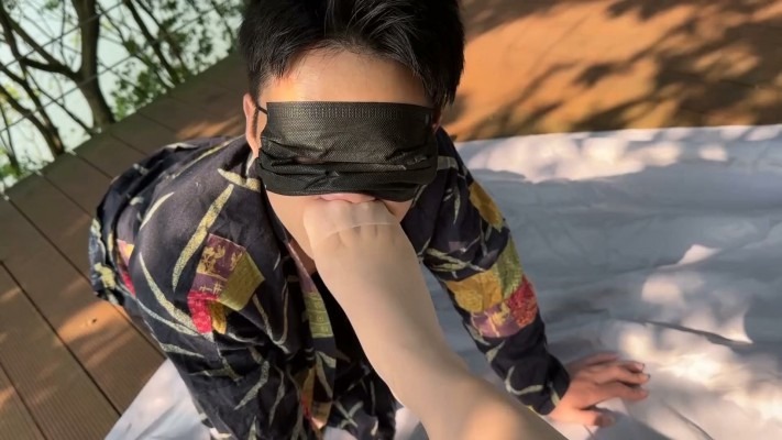 资讯|黑丝诱惑 《黑丝诱惑》沐沐室外公园刺激调教狗奴舔原味脏脏小白鞋 [20分0秒]