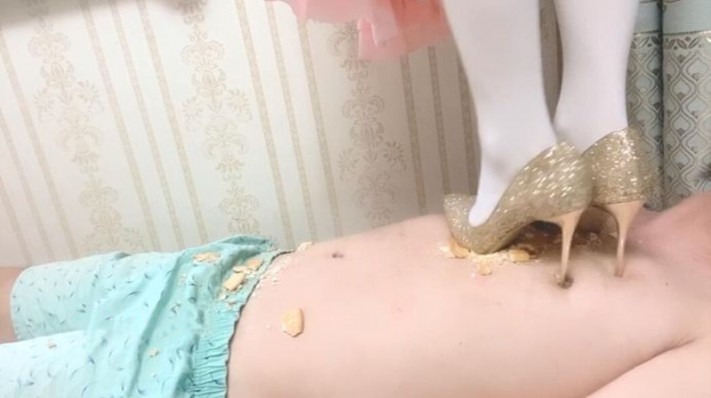 女王女主 小初 金色高跟鞋在M身上踩饼干 [48分56秒]