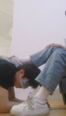 直播视频 《玥玥》班主任舔女学生的鞋袜-脚踩喂食 [48分56秒]