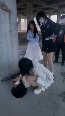 资讯|直播视频 《精神小妹》户外工地-三素人户外霸凌女同学 [35分22秒]