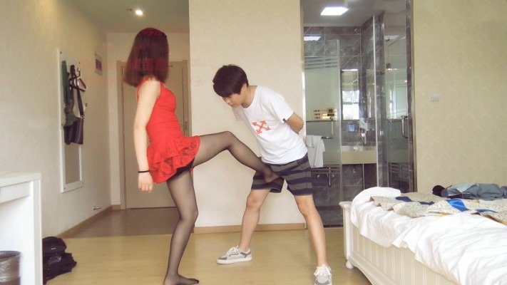 资讯|女王女主 来自红裙小姐姐的黑丝脚疼爱 [17分26秒]