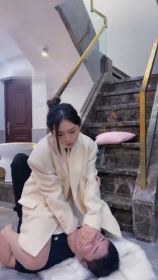 资讯|直播视频 《麋鹿银儿》双S-骑马骑脖驯化/碾压狗爪/掐乳/窒息/全体重跳踩 [48分56秒]